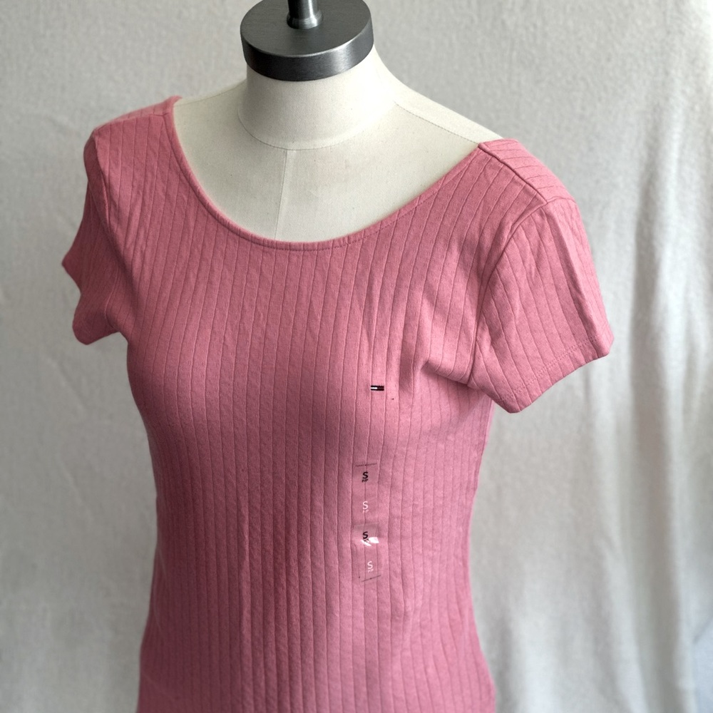 Open back fitted t-shirt. 100% cotton